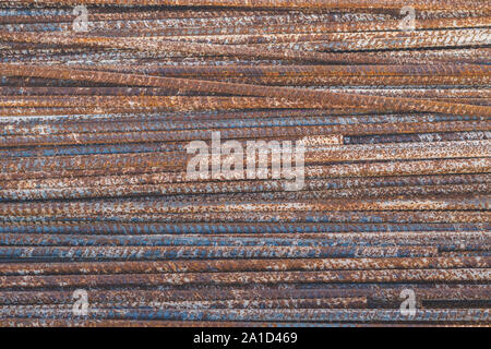 La texture de fond de barres d'acier rouillé vieux matériaux de construction dans un chantier de construction Banque D'Images