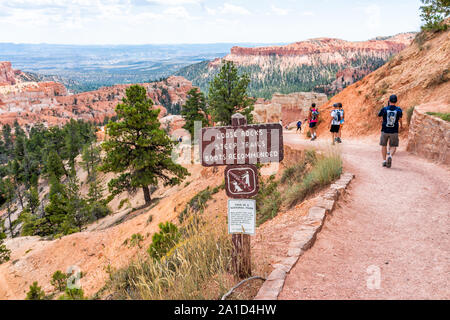 Bryce, USA - 2 août 2019 : les touristes qui marchent sur Queens Garden avec le Navajo Loop chemin raide à Sunset Point oublier avec signe à Bryce peut Banque D'Images