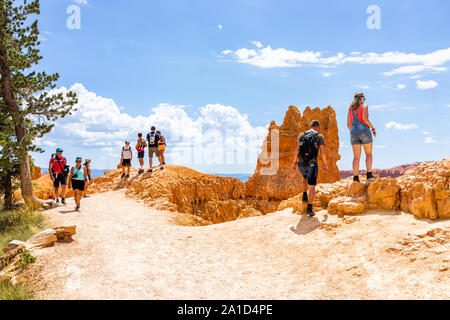 Bryce, USA - 2 août 2019 : les gens sur Queens Garden Boucle Navajo trail près de Sunset Point au Parc National de Bryce Canyon dans l'Utah aux beaux jours Banque D'Images