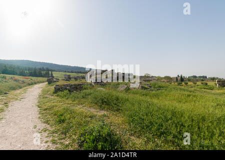 Chemin de terre allant vers l'ancienne nécropole à Pamukkale - Hierapolis ruins Banque D'Images