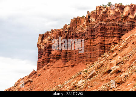 Gros plan du mesa butte cliff dans Capitol Reef National Monument avec des formes rouges sur formations canyon dans l'Utah Banque D'Images