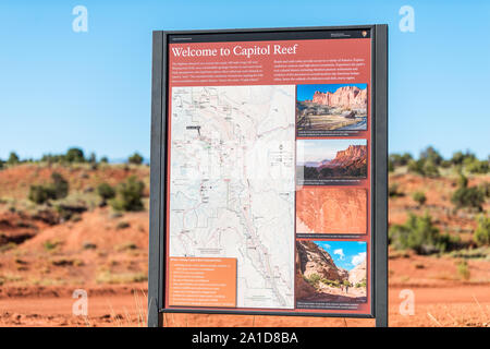 Fruita, USA - 1 août 2019 : Welcome sign in Capitol Reef National Monument en été avec guide et carte Banque D'Images