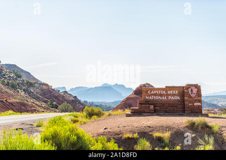 Fruita, USA - 1 août 2019 : Welcome sign text dans Capitol Reef National Monument en été avec National Park Service NPS logo symbol Banque D'Images