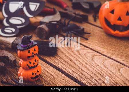 Happy Halloween journée avec construction bricolage outils pratiques sur fond bois concept avec copie espace. Banque D'Images