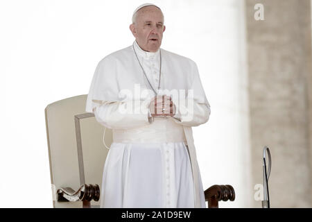 Cité du Vatican, Vatican. 25 Septembre, 2019. Pape Francis dirige l'audience générale hebdomadaire sur la Place Saint Pierre. L'Audience générale a lieu tous les mercredi, quand le Pape est dans la Cité du Vatican, de la Place Saint Pierre qui peut accueillir environ 80 000 personnes. Au cours de l'Audience générale, également appelé l'Audience Papale, le Saint Père s'adresse à la foule dans différentes langues. (Photo de Giuseppe Ciccia/Pacific Press) Credit : Pacific Press Agency/Alamy Live News Banque D'Images