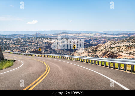 Belle route sinueuse route panoramique 12 dans Grand Staircase Escalante National Monument dans l'Utah L'été avec vue sur la courbe de signes et Banque D'Images