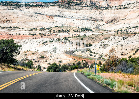 Gros plan sur la colline spectaculaire raide de l'autoroute 12 Scenic Byway route Calf Creek dans une aire de loisirs et Grand Staircase Escalante National Monument (Utah) Banque D'Images