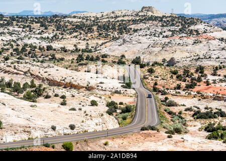 Portrait de l'autoroute 12 Scenic Byway avec voiture sur route sinueuse dans Grand Staircase Escalante National Monument (Utah) Banque D'Images