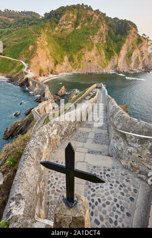 Coucher du soleil spectaculaire littoral en Espagne. San Juan de Gaztelugatxe. Le Basque Banque D'Images