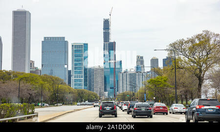 Chicago Illinois, USA. May 8th, 2019. Voitures sur la route conduisant à la ville de Chicago, les immeubles de grande hauteur et fond de ciel nuageux Banque D'Images