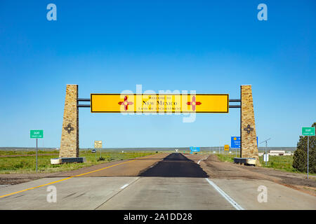 Nouveau Mexique l'autoroute, USA. 29 mai 2019 : Bienvenue au Nouveau Mexique roadsign panneau sur l'autoroute, bleu ciel clair Banque D'Images