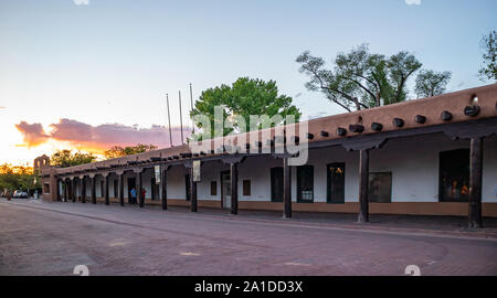 La ville de Santa Fe, Nouveau Mexique USA. Le 15 mai 2019. Bâtiment traditionnel avec chemin dans le centre-ville de Santa Fe, l'heure du coucher de soleil. Banque D'Images
