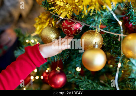 Girl decorating Christmas Tree Banque D'Images