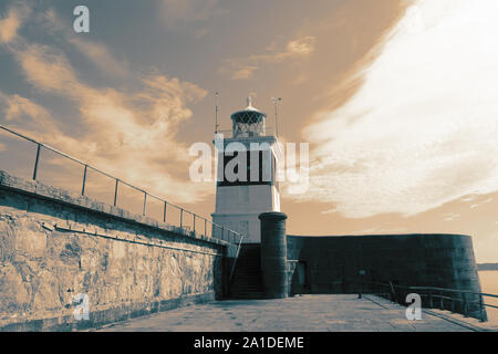 Brise-lames Holyhead phare, sur l'Anglesey, au Pays de Galles, à la fin d'une jetée. Avec l'harmonisation des couleurs Banque D'Images