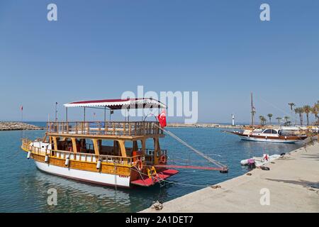 Bateau d'excursion dans le port, le côté, Antalya Province, Turkey Banque D'Images