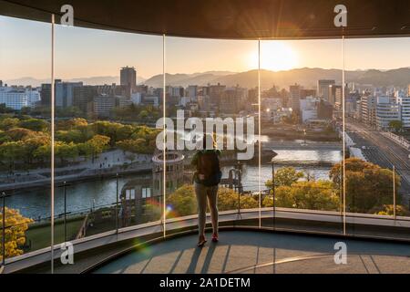 Femme à la recherche de plate-forme d'observation d'Hiroshima Orizuru Tower, vue panoramique sur la ville avec de la bombe atomique, la bombe atomique, et Banque D'Images