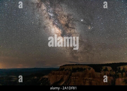 Ciel nocturne avec voie lactée dans le Parc National de Bryce Canyon dans l'Utah, à la paria donnent sur Banque D'Images