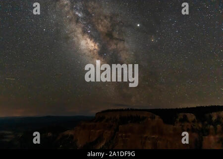 Ciel nocturne avec voie lactée et les étoiles filantes dans le Parc National de Bryce Canyon dans l'Utah, à la paria donnent sur Banque D'Images