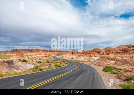 Vue grand angle de route sinueuse et formations de roche de grès rouge paysage désertique dans Goblin Valley State Park dans l'Utah L'été Banque D'Images