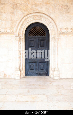 Porte voûtée en pierre mur de Jeronimos, Lisbonne, Portugal Banque D'Images