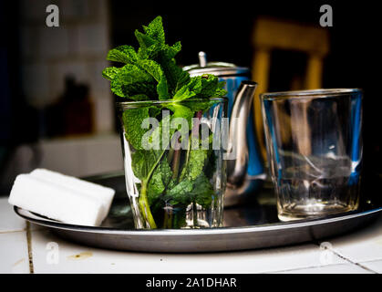 La menthe fraîche dans un verre de thé à Essaouira, Maroc, Afrique Banque D'Images