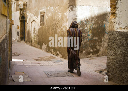 Un homme dans une robe traditionnelle à Essaouira, Maroc, Afrique Banque D'Images