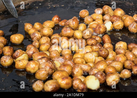 Pomme de terre au four dans une grande casserole en fonte Banque D'Images