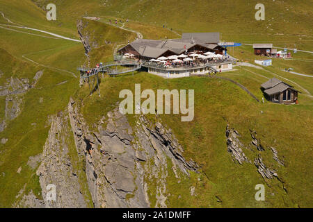 Vue aérienne de premier restaurant de montagne avec Cliff Walk Tissot première plate-forme d'observation au-dessus de Grindelwald dans les Alpes bernoises en Suisse. Banque D'Images