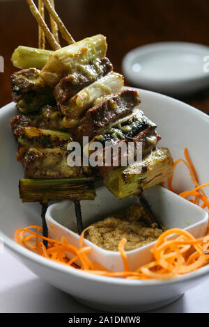 Style asiatique de la viande et de légumes brochette dans un bol sur la table en bois. Banque D'Images