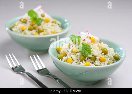 Gros plan du bol avec du riz blanc avec des légumes. Banque D'Images