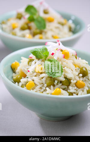 Gros plan du bol avec du riz blanc avec des légumes. Banque D'Images