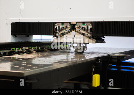 Robot d'estampillage des produits métalliques pendant le travail. Usine automatisé moderne Banque D'Images