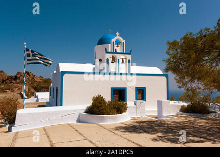 La petite église blanche sur l'île de Santorin en Grèce Banque D'Images