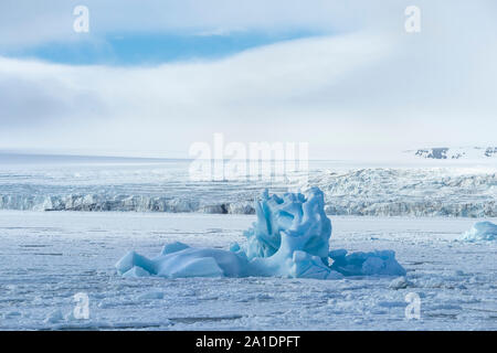 Petit bleu Iceberg dans les glaces en face de Hockstetter Glacier, Bjornsundet, l'île du Spitzberg, archipel du Svalbard, Norvège Banque D'Images