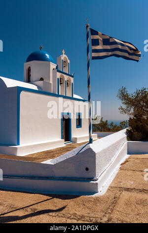 La petite église blanche sur l'île de Santorin en Grèce Banque D'Images