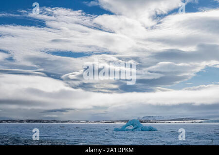 Palanderbukta Bay, la formation des nuages, la terre, Gustav Adolf Nordaustlandet, archipel du Svalbard, Norvège Banque D'Images