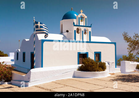 La petite église blanche sur l'île de Santorin en Grèce Banque D'Images