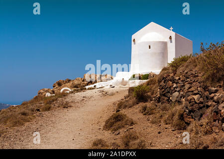 La petite église blanche sur l'île de Santorin en Grèce Banque D'Images