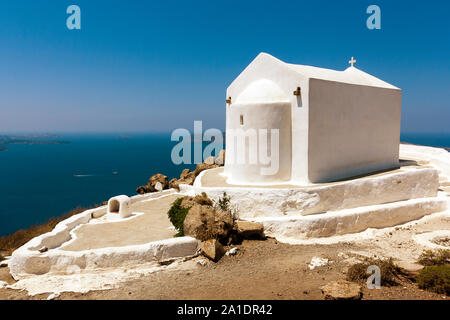 La petite église blanche sur l'île de Santorin en Grèce Banque D'Images