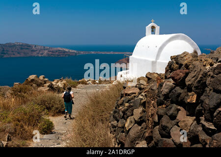 La petite église blanche sur l'île de Santorin en Grèce Banque D'Images