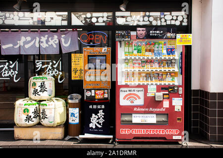 TOKYO, JAPON - 31 mars : Distributeur machine automatique pour acheter de l'eau et de boissons gazeuses en Naritasan Omote Sando ou vieille ville de Narita à la préfecture de Chiba sur Ma Banque D'Images