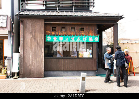 Les Japonais sucré cuisson snack pour montrer et vendre en voyageur Naritasan Omote Sando ou vieille ville de Narita japonais à la préfecture de Chiba City sur Mars Banque D'Images