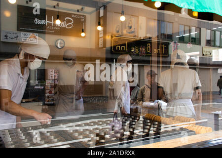 Les Japonais sucré cuisson snack pour montrer et vendre en voyageur Naritasan Omote Sando ou vieille ville de Narita japonais à la préfecture de Chiba City sur Mars Banque D'Images