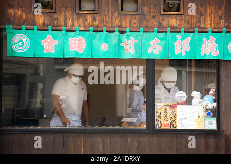 Les Japonais sucré cuisson snack pour montrer et vendre en voyageur Naritasan Omote Sando ou vieille ville de Narita japonais à la préfecture de Chiba City sur Mars Banque D'Images