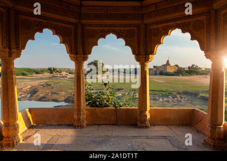 Pavilion at Amar Sagar Lake, Jaisalmer, Rajasthan, India Banque D'Images