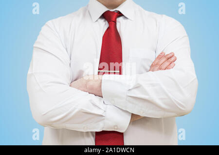 Un homme dans une chemise tient ses mains sur sa poitrine. décisions avis négatif. insatisfaction concept. Banque D'Images