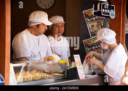 Les Japonais et les voyageurs étrangers sont ligne d'attente pour acheter en boutique de taiyaki Naritasan Omote Sando ou vieille ville de Narita à Tokyo le 31 mars Banque D'Images