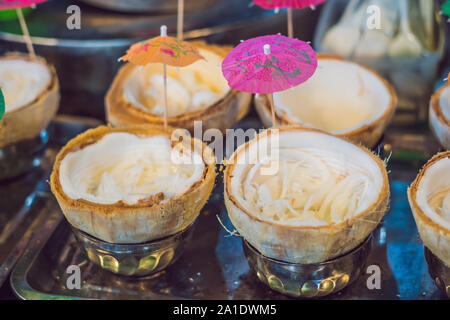 Glace Coco dans la coque de noix de coco.. focus sélectif. Banque D'Images