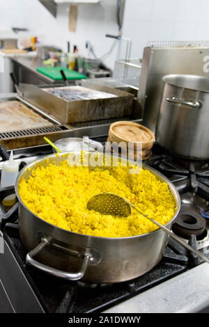 Une paella typique préparée dans un restaurant espagnol. Banque D'Images