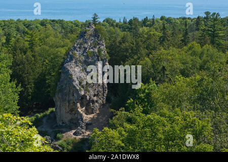 L'île Mackinac, Michigan, USA - le pain de sucre, la plus grande formation rock post-glaciaire il int détroit de Mackinac formé à partir de calcaire érodé. Banque D'Images
